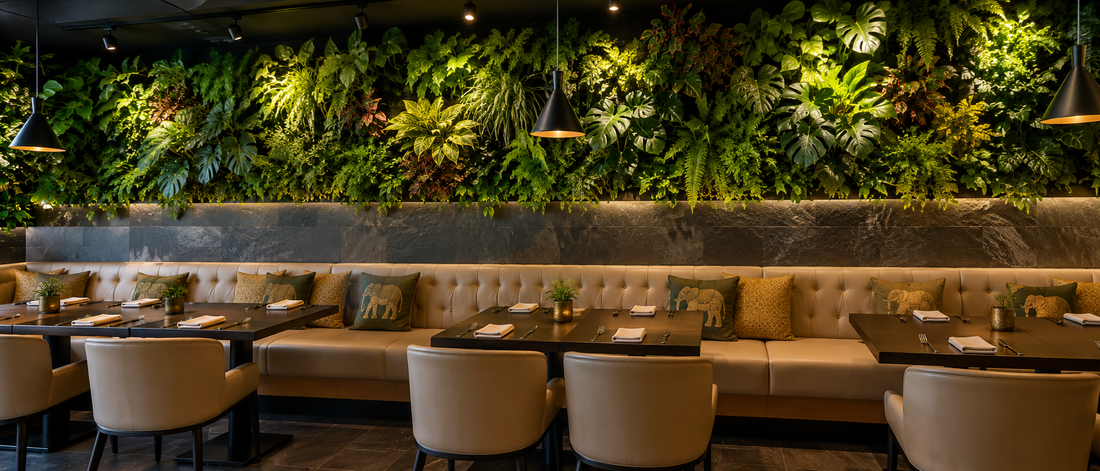 Mur végétal artificiel haut de gamme éclairé au-dessus d'une banquette en cuir dans la salle d'un restaurant moderne à Marrakech par SaraFlora