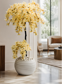 Arbre aux Fleurs de Soie artificiel haut de gamme dans un pot blanc moderne, avec fleurs ivoire réalistes, idéal pour la décoration d’un salon contemporain au Maroc.