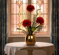 Composition Florale Artificielle Chrysanthème Rouge Vase en Porcelaine Dorée