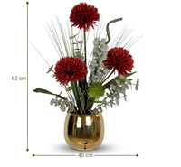 Arrangement floral artificiel de chrysanthèmes rouge bordeaux et d'eucalyptus dans un vase rond en porcelaine dorée brillante. Image technique sur fond blanc indiquant une hauteur totale de 62 cm et une largeur de 45 cm.
