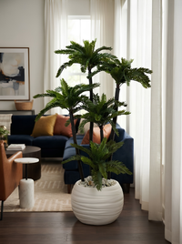 Cycas Revoluta Artificiel 124cm – Pot Blanc & Stabilisation Marbre Gris (Emballage Bois)