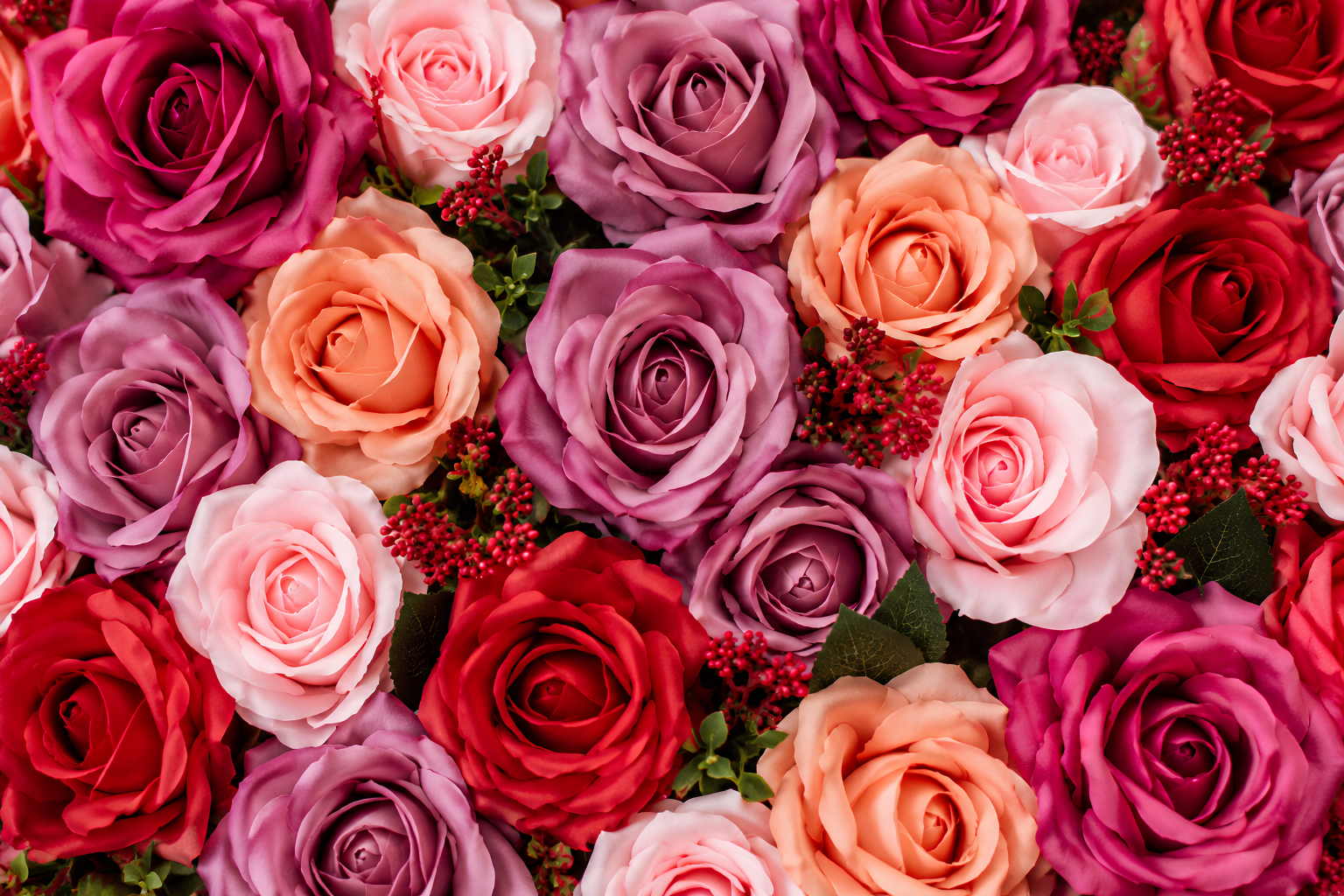 Composition florale artificielle de roses en soie multicolores avec baies rouges et feuillage vert.