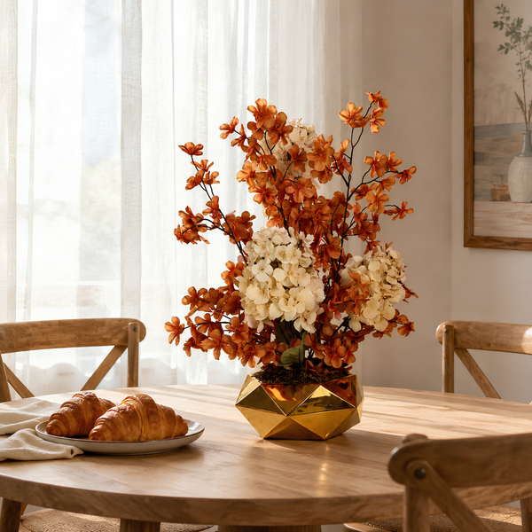 Composition Florale Artificielle Hortensia Blanc et Fleurs Orange Vase en Porcelaine Dorée Géométrique