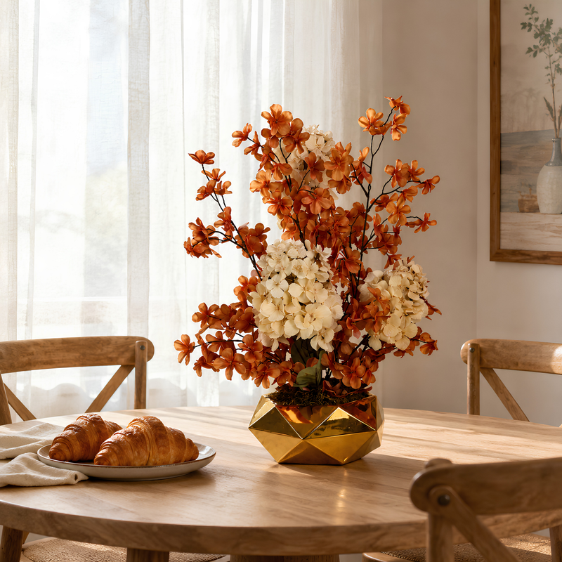 Composition Florale Artificielle Hortensia Blanc et Fleurs Orange Vase en Porcelaine Dorée Géométrique