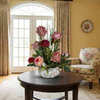 Composition Florale Artificielle Roses Poudrées et Amarante Vase en Porcelaine Effet Marbre