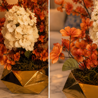 Composition Florale Artificielle Hortensia Blanc et Fleurs Orange Vase en Porcelaine Dorée Géométrique