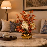 Composition Florale Artificielle Hortensia Blanc et Fleurs Orange Vase en Porcelaine Dorée Géométrique