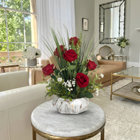 Roses Rouges Réalistes – Vase Porcelaine Marbre 55 cm