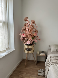 Rêve Poudré –  Cache-pot Doum sur Pieds Bois 122 cm