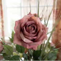 Composition Florale Artificielle Roses Poudrées et Amarante Vase en Porcelaine Effet Marbre