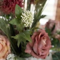 Composition Florale Artificielle Roses Poudrées et Amarante Vase en Porcelaine Effet Marbre