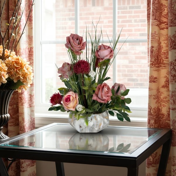 Composition Florale Artificielle Roses Poudrées et Amarante Vase en Porcelaine Effet Marbre