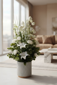 Splendeur Blanche by SaraFlora Maroc, composition florale artificielle de luxe avec tulipes, lys, pivoines blanches, eucalyptus et feuillage vert dans un vase en mélamine beige, idéale pour une décoration intérieure élégante.