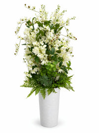 Composition de fleurs artificielles blanches et jasmins avec fougères dans un grand