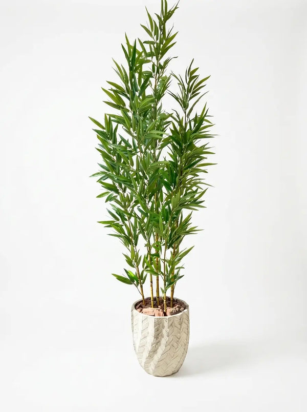 Bambou artificiel géant de 210 cm avec feuillage vert dense dans un vase en porcelaine texturée à motifs chevrons