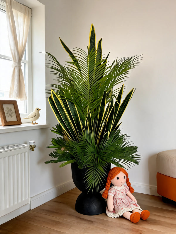 Grand arrangement végétal artificiel Sansevieria et feuillages tropicaux en vase noir incassable, parfait pour apporter une touche de verdure naturelle dans un séjour.   