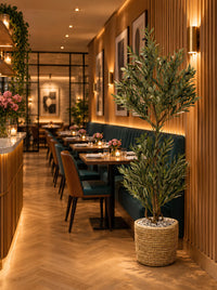 Amenagement d'un restaurant chaleureux avec un olivier artificiel 180 cm grand format et realiste dans un pot en jonc de mer.