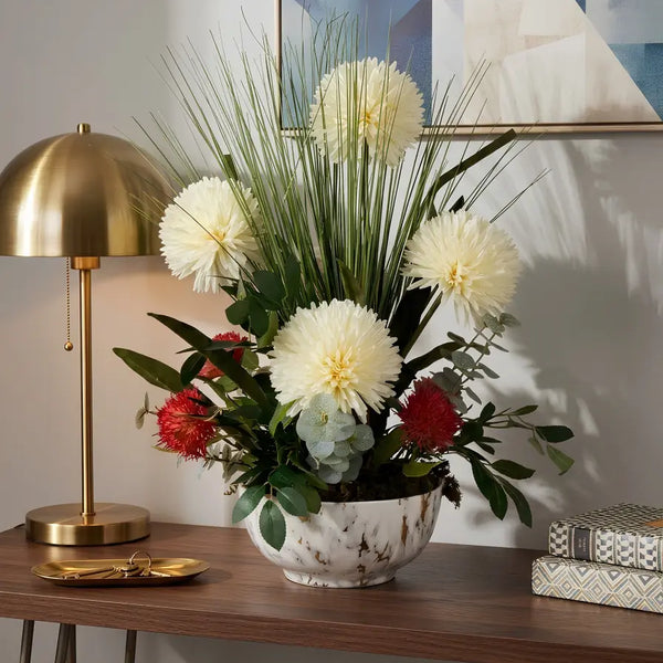 Composition florale artificielle haut de gamme Éclat Ivoire de 60 cm, avec fleurs réalistes et vase en porcelaine, pour une décoration élégante au Maroc.