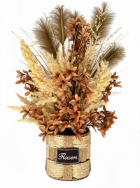 Fleur artificielle composition florale champêtre 90 cm avec herbes de pampa et fleurs terracotta dans un pot tressé style osier SaraFlora - Vue studio fond blanc