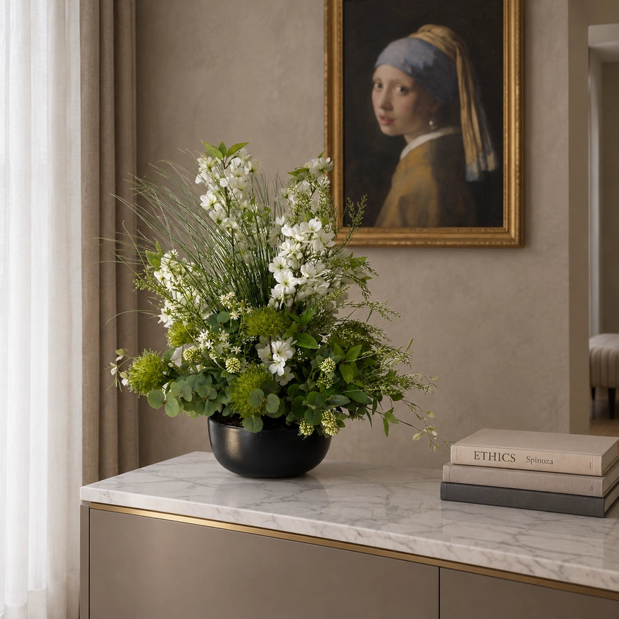 Fleur artificielle Symphonie de Névada de 60 cm posée sur un meuble en marbre dans un salon chic avec tableau de style classique