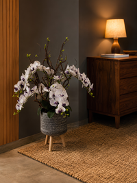 Orchidées blanches et violettes artificielles dans un pot décoratif, idéales pour une décoration intérieure élégante au Maroc