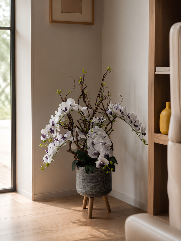 Orchidées blanches et violettes artificielles réalistes dans un intérieur moderne, plante décorative sans entretien au Maroc