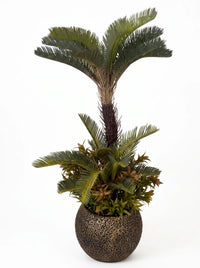 Palmier cycas artificiel 130 cm effet réel avec composition végétale et pot rond doré effet pierre, sur fond blanc