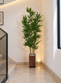 Mise en scène d'un bambou artificiel de 170 cm installé dans l'angle d'un hall d'entrée moderne près d'un escalier SaraFlora