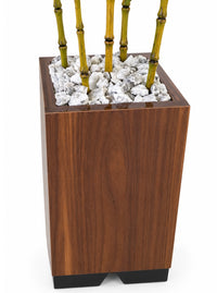 Gros-plan sur le pot carré en bois et les pierres décoratives en marbre gris du bambou artificiel de 170 cm SaraFlora