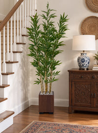Mise en scène d'un grand arbre artificiel de 190 cm installé dans l'angle d'un hall d'entrée élégant avec escalier SaraFlora