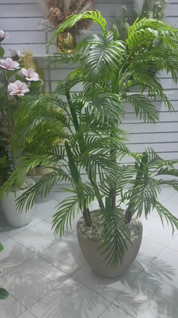 Découvrez le Palmier Kentia artificiel 151 cm (Howea forsteriana) avec ses troncs naturels ultra-réalistes, son feuillage tropical luxuriant et son pot design contemporain inclus. Cette plante artificielle haut de gamme est idéale pour décorer un salon, une véranda, un bureau, un hôtel, un restaurant, un riad ou une terrasse couverte. Conçu avec des matériaux résistants aux UV et aux intempéries, ce palmier convient aussi bien à une utilisation en intérieur qu'en extérieur protégé. Profitez d'une décoration