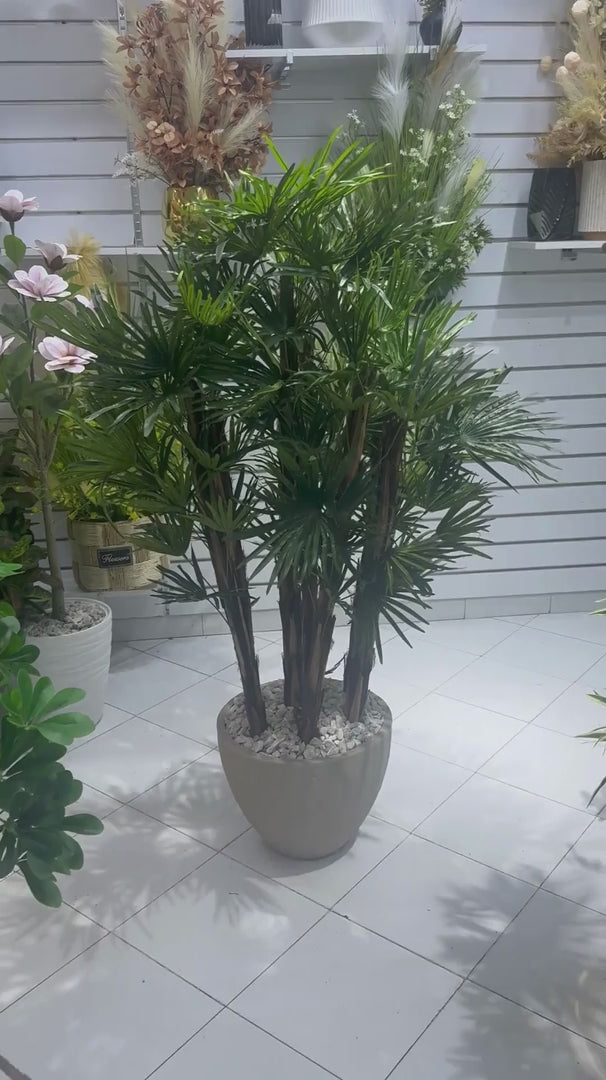 Découvrez le Palmier Royal Tropical 151 cm dans cette vidéo tournée au showroom SaraFlora au Maroc. Ce palmier artificiel haut de gamme séduit par ses troncs naturels, son feuillage tropical ultra-réaliste et son pot design contemporain effet minéral. Adapté aux salons, hôtels, riads, bureaux, restaurants, villas et espaces professionnels, il est livré partout au Maroc dans un emballage premium en bois assurant une protection maximale pendant le transport.